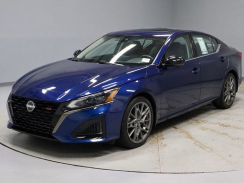 Used 2023 Nissan Altima 2.0 SR FWD image 9
