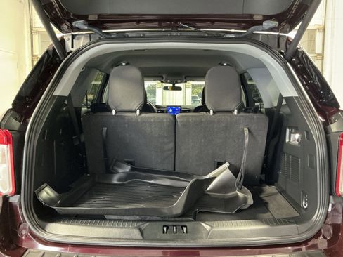 Used 2023 Ford Explorer XLT AWD/4WD image 25