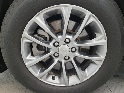 Used 2019 Jeep Cherokee Latitude Plus FWD image 31
