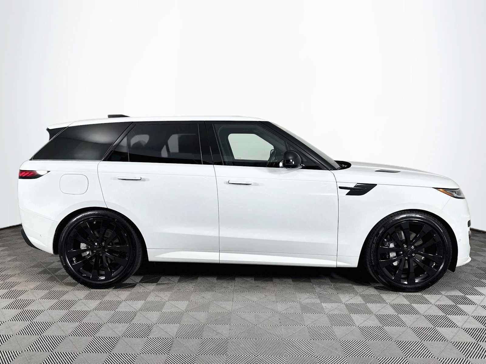 New 2026 Land Rover Range Rover Sport Dynamic SE AWD/4WD image 4