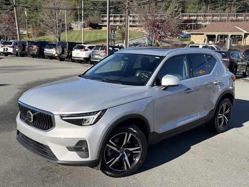 Used 2023 Volvo XC40 B5 Plus image 1