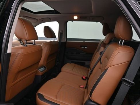 Used 2025 Nissan Pathfinder Platinum w/ Black Appearance Package image 16