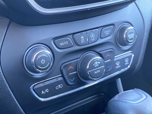 Used 2019 Jeep Cherokee Limited image 26