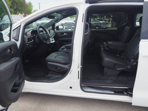 New 2025 Chrysler Pacifica Select w/ Uconnect Theater Family Group image 13