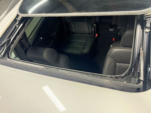 Used 2023 Chevrolet Traverse RS image 23