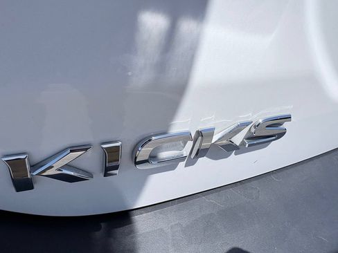 Used 2018 Nissan Kicks SR w/ Premium Package FWD image 19