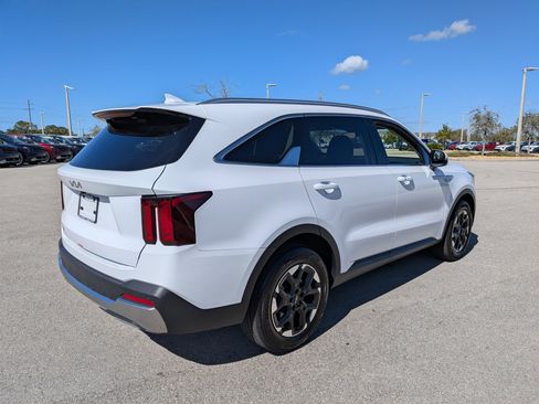 Certified 2025 Kia Sorento S image 6