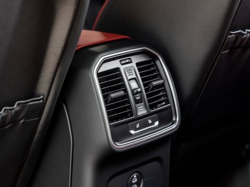 Certified 2025 Porsche Macan image 34