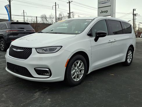 New 2026 Chrysler Pacifica Select image 3