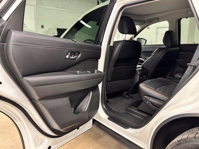 Used 2023 Nissan Pathfinder Platinum FWD image 19