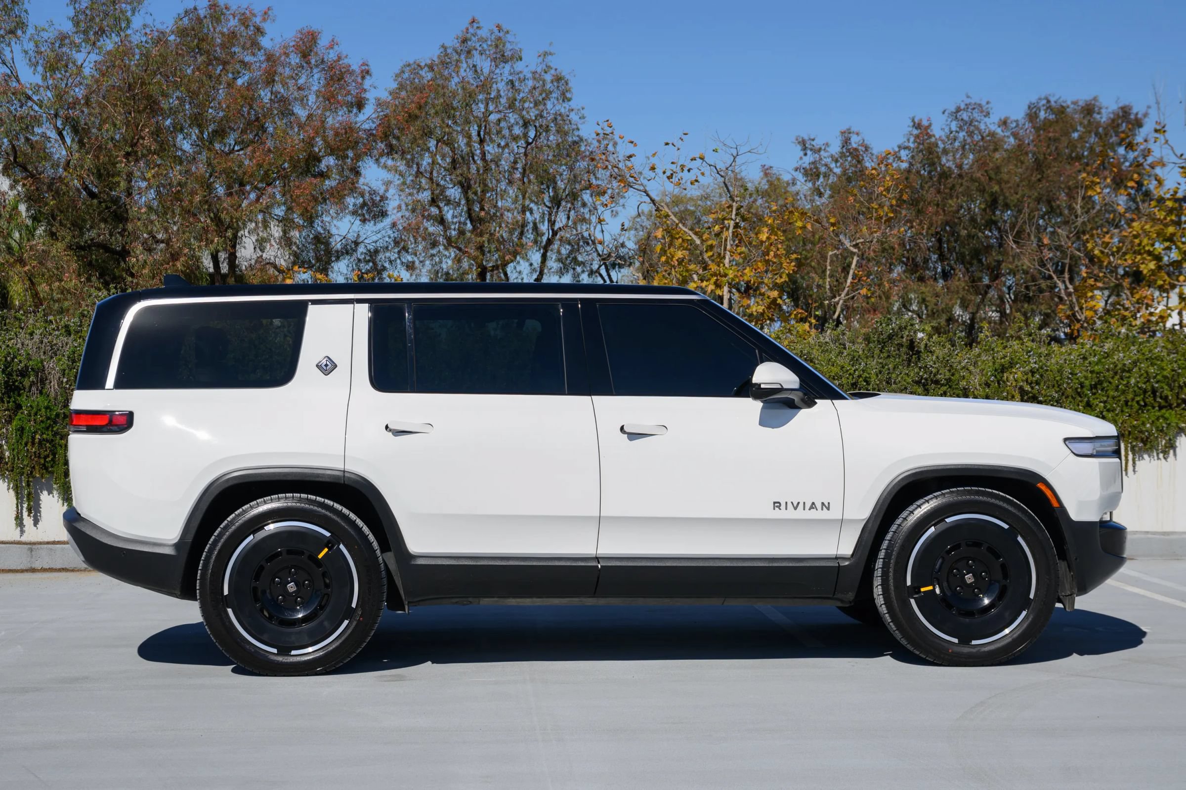 Used 2025 Rivian R1S Adventure Dual AWD/4WD image 6