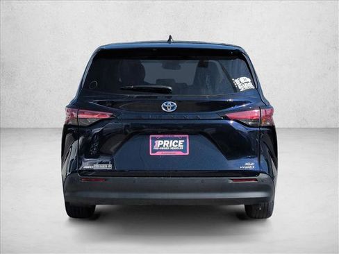 Used 2022 Toyota Sienna XLE image 8
