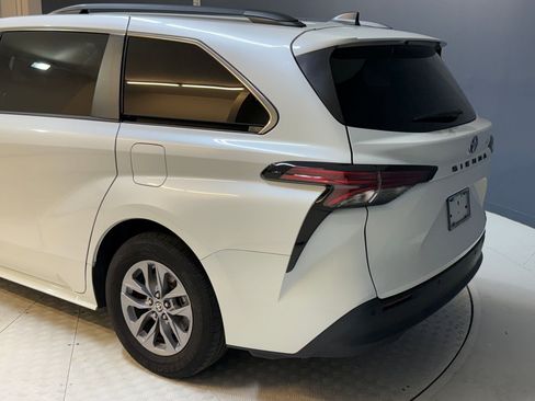 Used 2021 Toyota Sienna XLE image 23