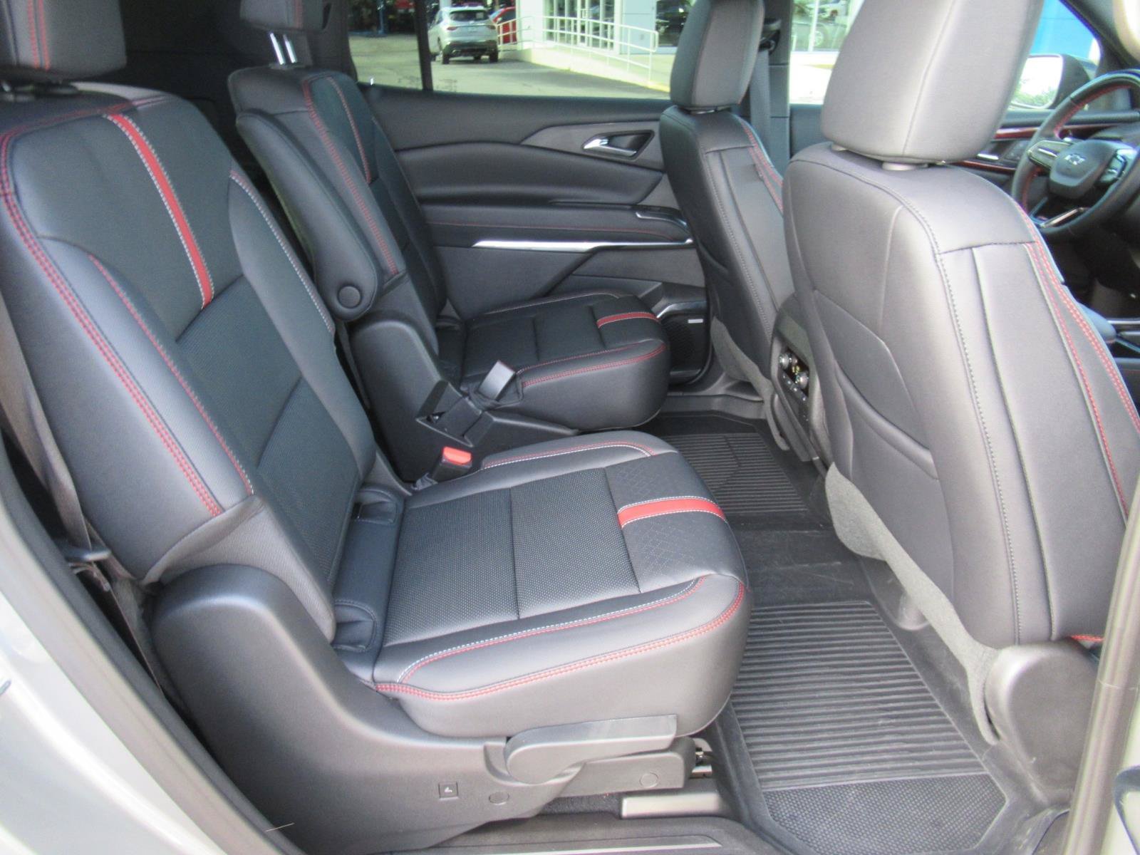 Used 2026 Chevrolet Traverse RS FWD image 35