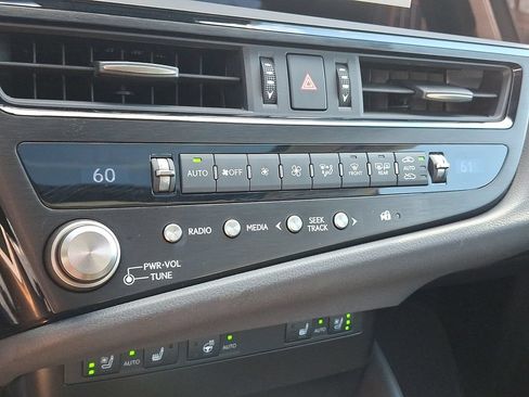 Used 2025 Lexus ES 350 w/ Premium Package FWD image 17