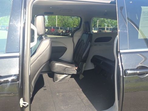 Used 2023 Chrysler Pacifica Touring-L FWD image 18