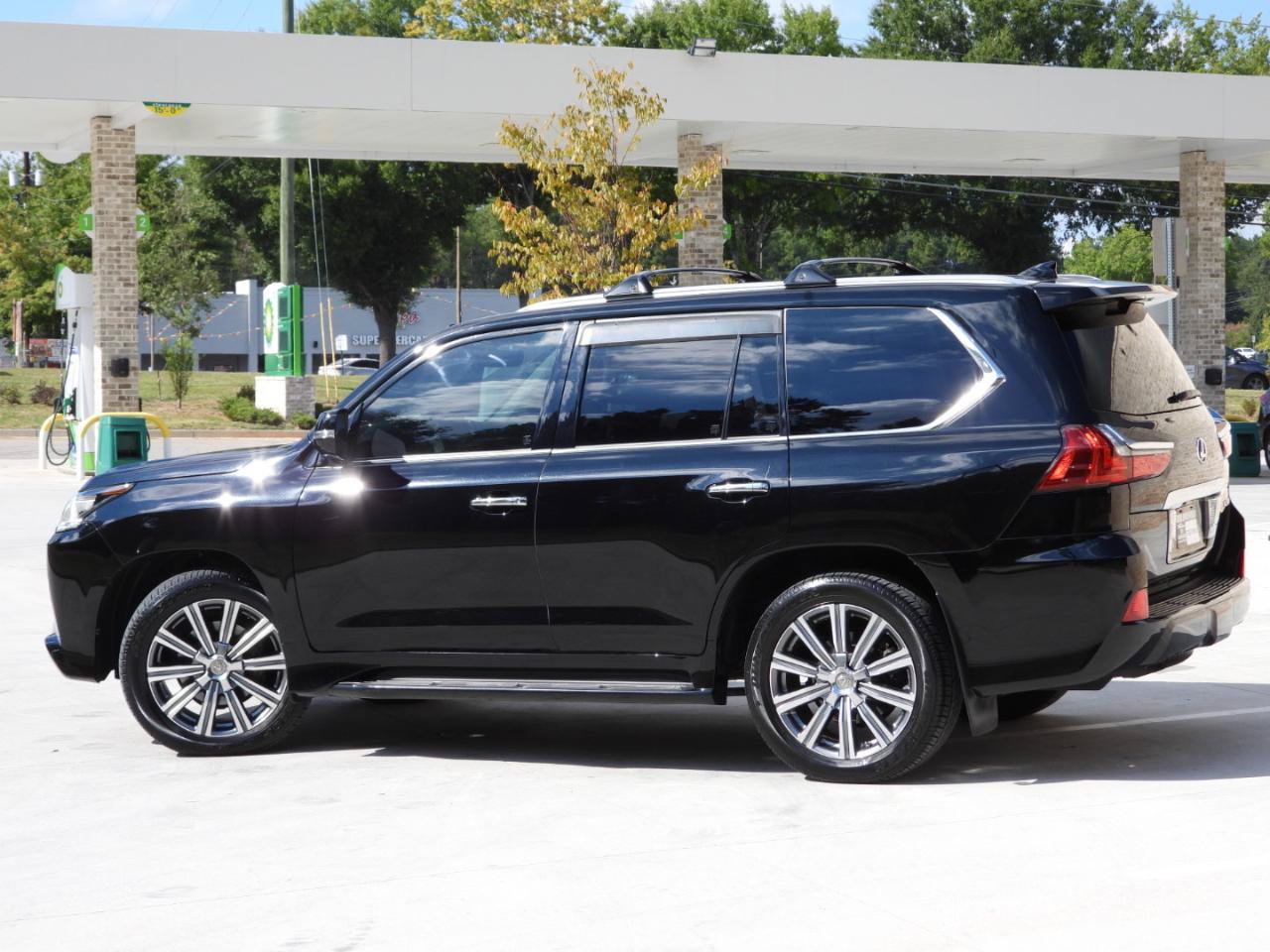 Used 2016 Lexus LX 570 4WD image 22