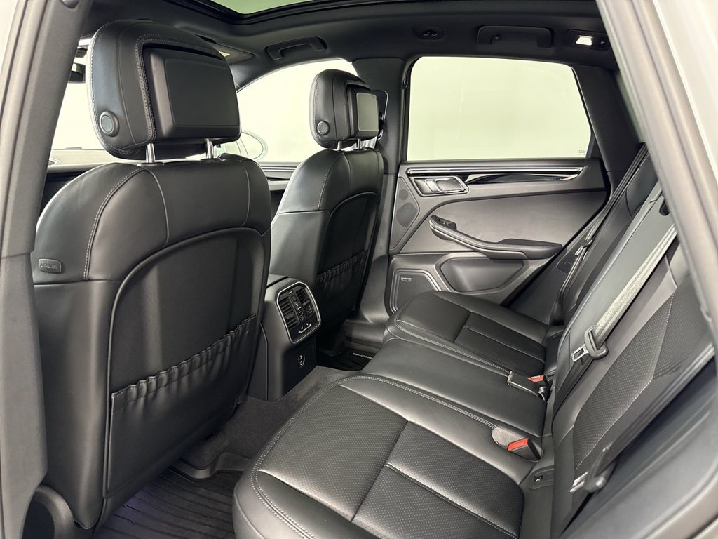 Certified 2025 Porsche Macan AWD/4WD image 26