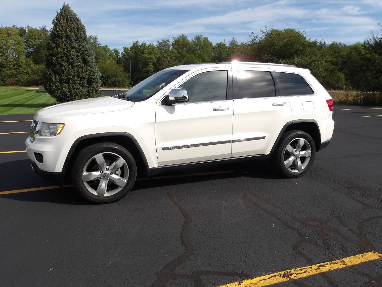 Used 2011 Jeep Grand Cherokee Overland AWD/4WD image 9