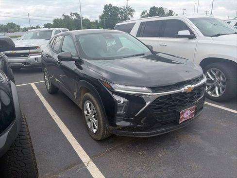Used 2024 Chevrolet Trax LS FWD image 3
