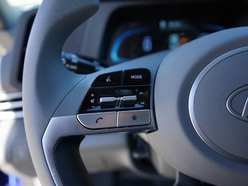 Used 2025 Hyundai Elantra SE image 11