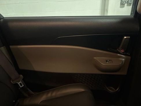 Used 2025 Kia Carnival FWD image 29