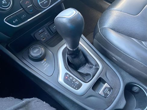Used 2018 Jeep Cherokee Overland AWD/4WD image 35