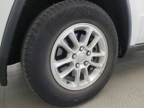 Used 2020 Jeep Grand Cherokee Laredo AWD/4WD image 31