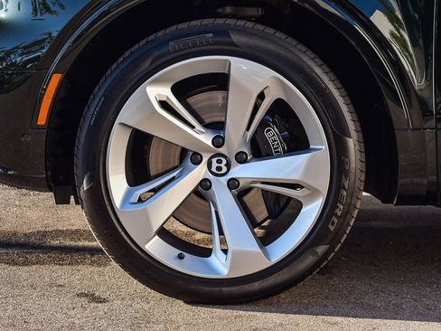 Used 2023 Bentley Bentayga Azure image 7