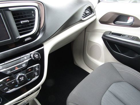 Used 2022 Chrysler Voyager LX FWD image 22