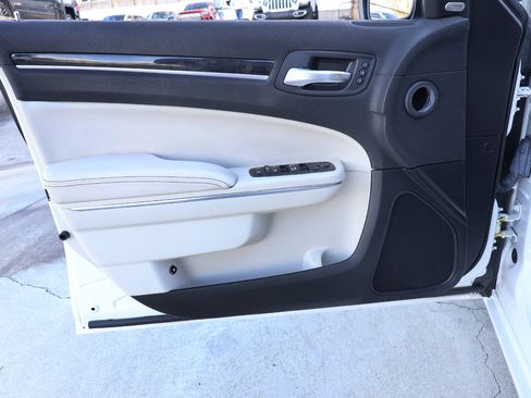 Used 2018 Chrysler 300 Limited image 33