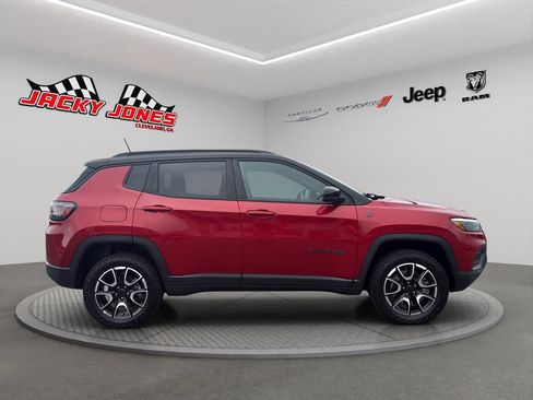Used 2025 Jeep Compass Trailhawk w/ Trailhawk Elite Group AWD/4WD image 12