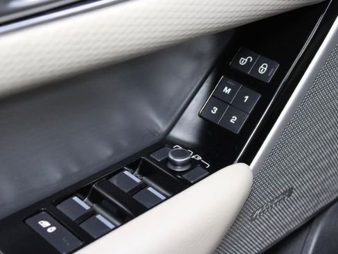 Used 2019 Land Rover Range Rover Velar R-Dynamic SE image 12