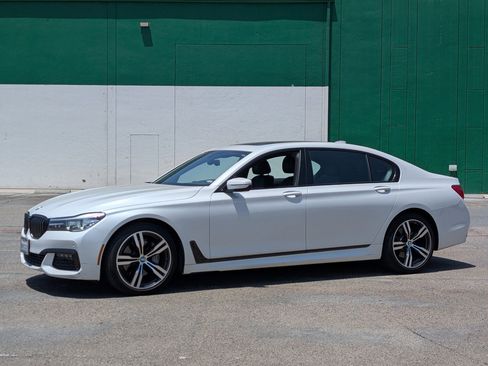 Used 2018 BMW 740i image 2