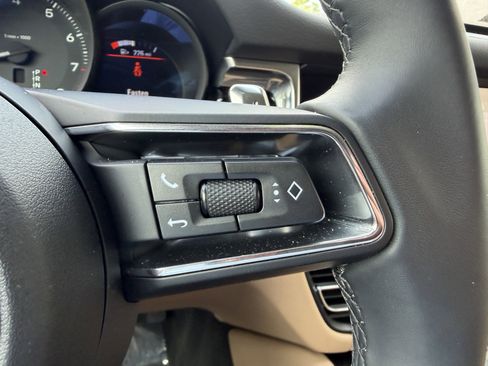 Certified 2025 Porsche Macan AWD/4WD image 34