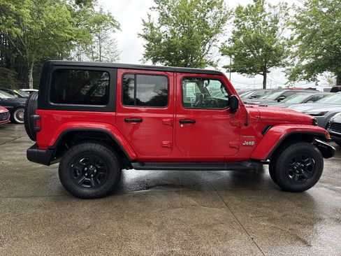 Used 2022 Jeep Wrangler Unlimited Sahara AWD/4WD image 8