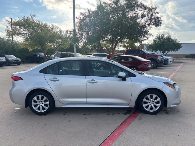 Used 2025 Toyota Corolla LE FWD image 4