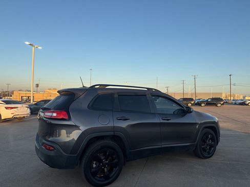 Used 2018 Jeep Cherokee Latitude w/ Altitude Package image 22