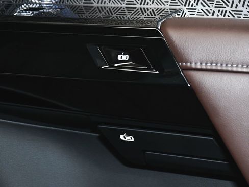 Used 2024 BMW i7 xDrive60 image 24