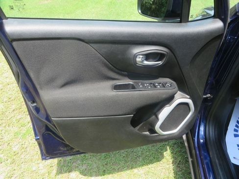Used 2018 Jeep Renegade Latitude w/ Safety & Security Group FWD image 11
