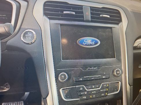 Used 2020 Ford Fusion SE image 7