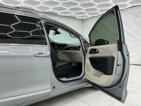 Used 2020 Chrysler Pacifica Touring-L FWD image 17