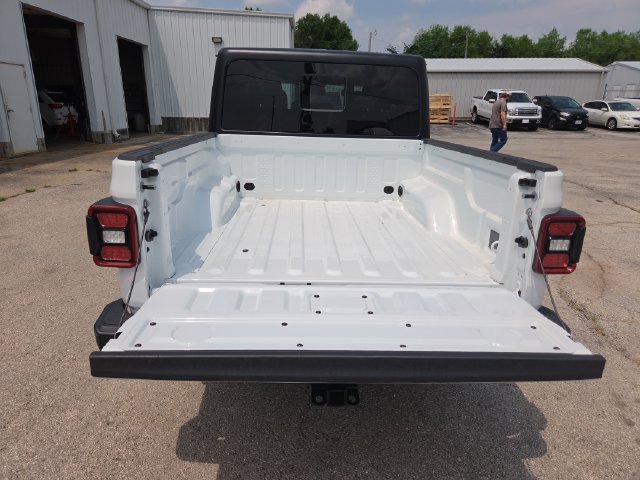 Used 2024 Jeep Gladiator Mojave AWD/4WD image 23