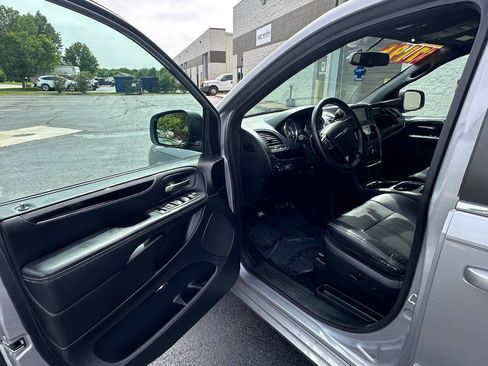 Used 2015 Chrysler Town & Country S FWD image 17