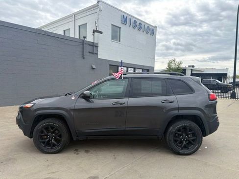 Used 2017 Jeep Cherokee Trailhawk w/ Cold Weather Group AWD/4WD image 4