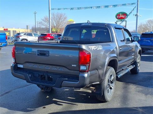 Used 2019 Toyota Tacoma TRD Sport image 3