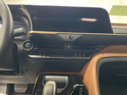 Used 2025 Toyota Crown Limited image 22