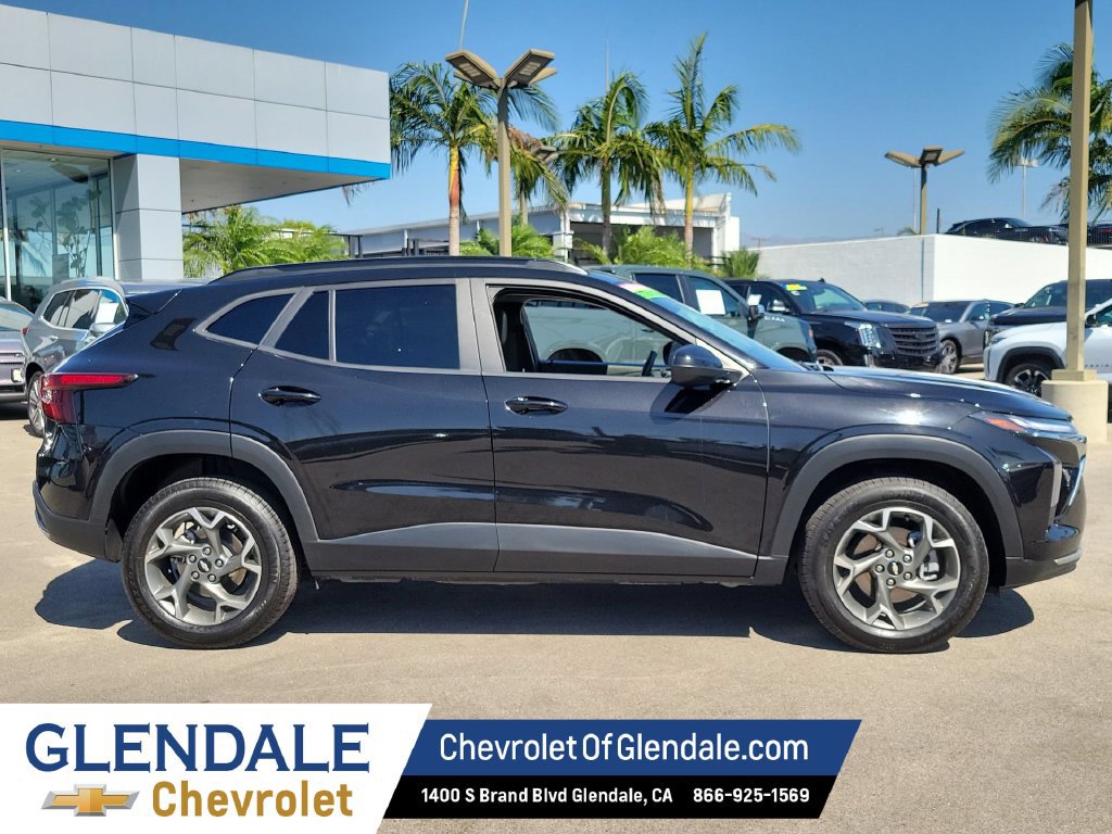 Used 2025 Chevrolet Trax LT FWD image 2