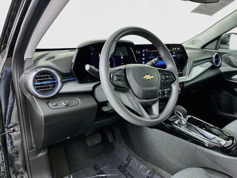 Used 2025 Chevrolet Trax LT FWD image 10