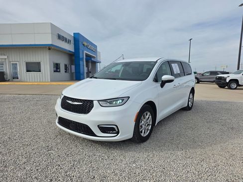 Used 2023 Chrysler Pacifica Touring-L image 8